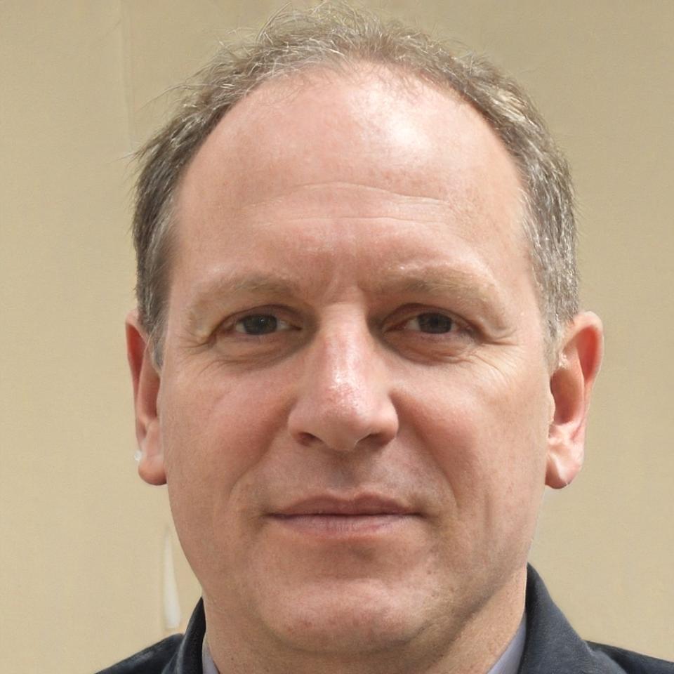 Especialista explicando técnicas avanzadas de contenido SEO