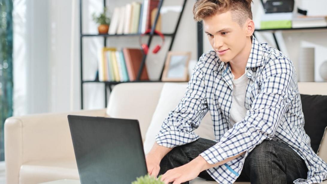 Espacio de trabajo mostrando diferentes dispositivos listos para nuestros programas de redacción SEO